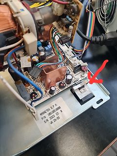Innenansicht einer Elektronikplatine mit rotem Pfeil