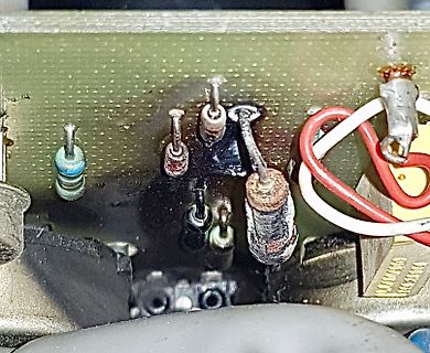 Lötstellen und Bauteile auf einer Platine