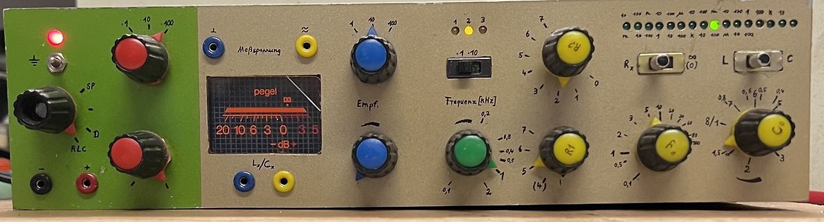 Frontplatte eines elektronischen Messgeräts
