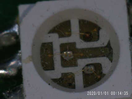Makroaufnahme eines Logos auf einer Leiterplatte