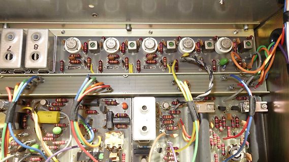 Innenansicht eines elektronischen Geräts mit Platinen und Bauteilen