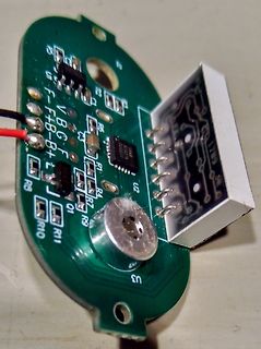 Grüne Leiterplatte mit elektronischen Bauteilen und USB-Anschluss