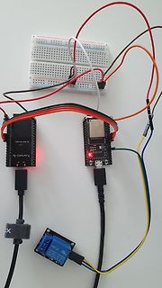 Elektronik-Aufbau mit Breadboard, ESP32-Boards und Spannungsregler