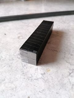 Reihe schwarzer Bauteile