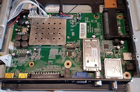 Innenansicht einer elektronischen Leiterplatte mit Anschlüssen