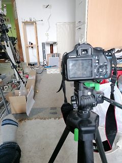 Digitalkamera auf Stativ in einer Werkstatt