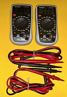Zwei Voltcraft Multimeter mit Messleitungen