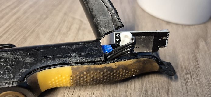 Bastelarbeit mit Elektronikbauteilen und Klebeband