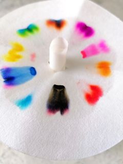 Farbflecken auf weißem Papier