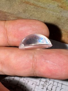 Transparente Halbkugel auf Fingern