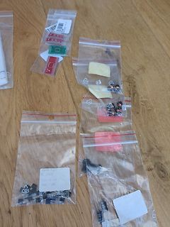 Elektronikbauteile in Plastikbeuteln auf Holztisch