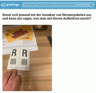 Hermes Paketaufkleber auf einem Tisch