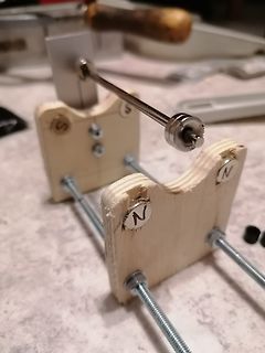 Versuchsaufbau mit Magneten auf Holzbasis