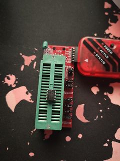 Mikrocontroller-Modul mit grünem Gehäuse auf roter Platine