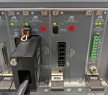 NI PXIe-Modulschubladen mit SMU und elektronischer Last