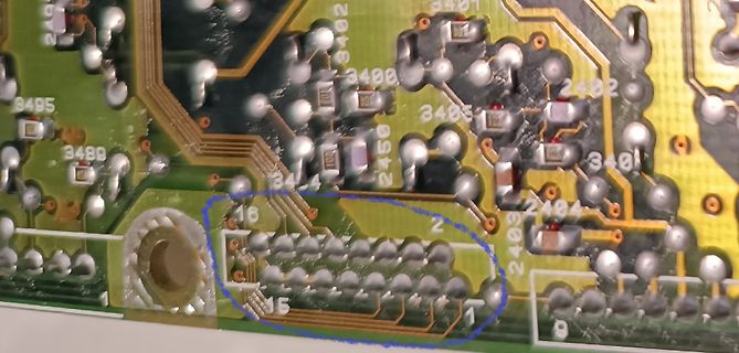 Makroaufnahme einer Leiterplatte mit Lötstellen und Bauteilbeschriftungen