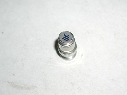 Metallischer Stecker mit Logo