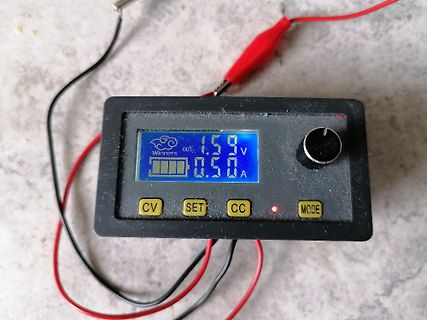 Digitales Display eines Spannungs- und Stromreglers