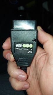 OBD-Diagnoseadapter in einer Hand