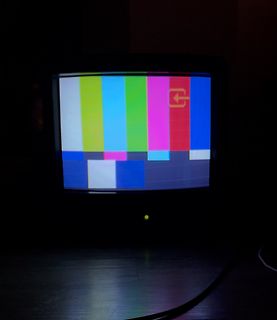 Abfotografierter Röhrenfernseher mit Testbild
