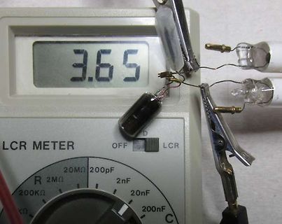 LCR-Meter misst Kondensator