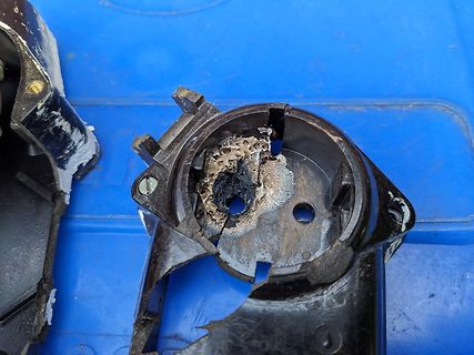 Beschädigtes Gehäuse eines elektronischen Bauteils mit Brandspuren