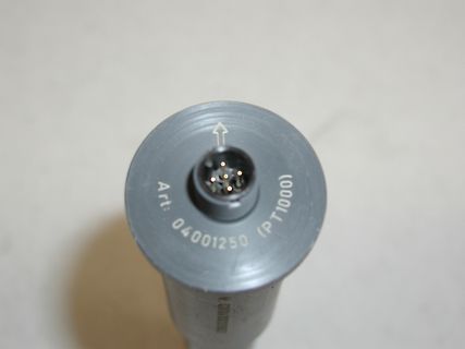 Stecker eines Messsensors mit Artikelnummer