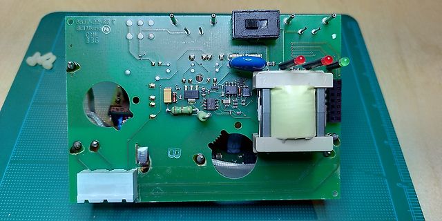 Leiterplatte mit Transformator und elektronischen Bauteilen