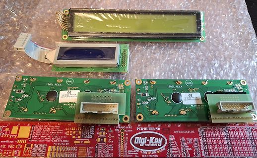 LCD Display und zwei grüne Leiterplatten auf Lineal