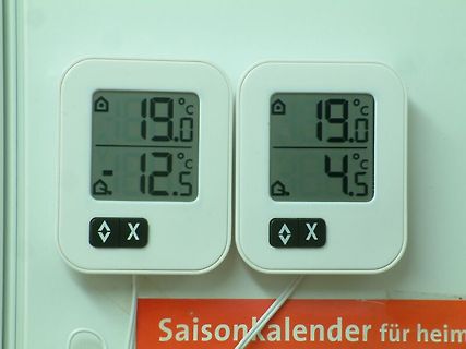 Zwei digitale Temperaturanzeigen