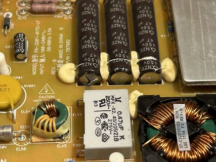 Nahaufnahme einer Leiterplatte mit Elektrolytkondensatoren und Spulen
