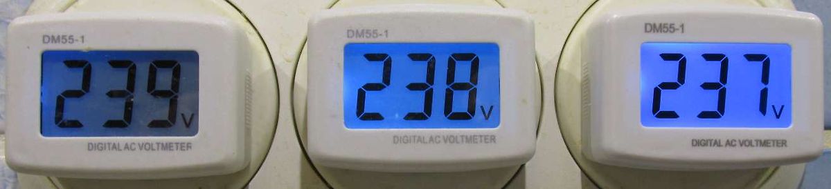 Drei digitale AC-Voltmeter mit Messwerten
