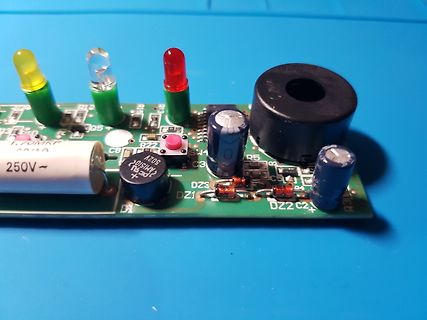 Bestückte Leiterplatte mit LEDs und Kondensatoren