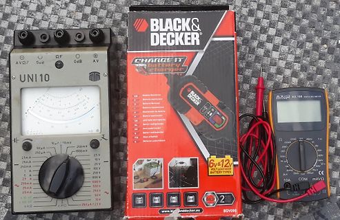 Analoges Multimeter, Black & Decker Batterieladegerät und digitales Multimeter