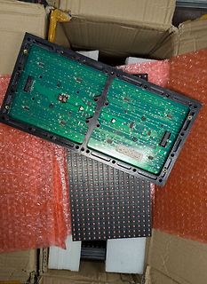Rückseite einer grünen Leiterplatte in Verpackung