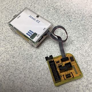 Atmel-ICE Programmiergerät und Anschlussplatine
