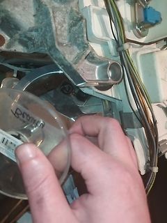Hand hält transparente Kunststoffkomponente in einem Gerät