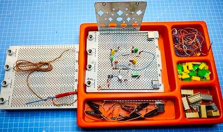 Breadboard-Aufbau mit Bauteilen und Zubehör in einer Sortierbox