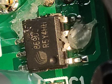Nahaufnahme eines ICs auf einer Leiterplatte