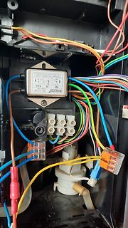 Innenansicht eines Geräts mit EMI-Filter und Verkabelung