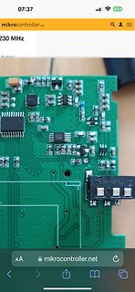 Nahaufnahme einer grünen Leiterplatte mit elektronischen Bauteilen