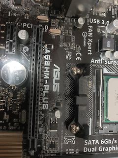 Nahaufnahme eines ASUS A68M-PLUS Mainboards