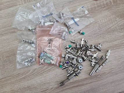 Diverse metallische Bauteile und Kleinteile in Plastikbeuteln