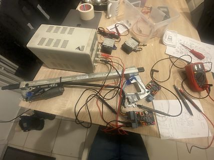 Elektronik-Messaufbau mit Netzteil, Multimeter und Platinen