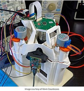 Prototyp eines mechanischen Aufbaus mit Motoren und Leiterplatten
