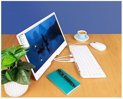 Arbeitsplatz mit Tablet, Tastatur, Maus, Notizbuch und Kaffeetasse