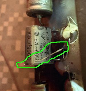 Nahaufnahme eines Elektrolytkondensators auf einer Leiterplatte