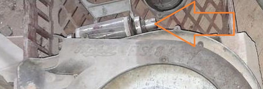 Nahaufnahme eines metallischen Bauteils mit Pfeilmarkierung