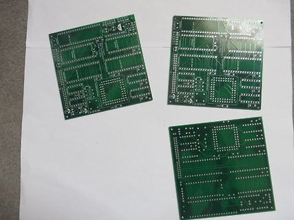 Drei grüne Leiterplatten mit Lötpads
