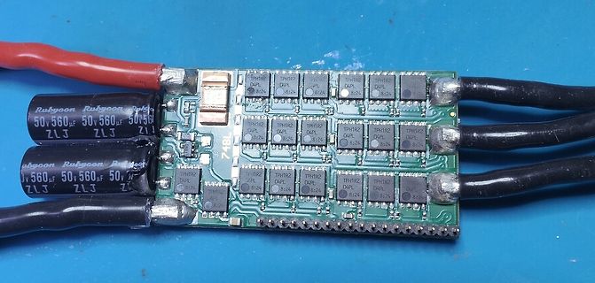 Bestückte Leiterplatte mit Elektrolytkondensatoren und SMD-Bauteilen